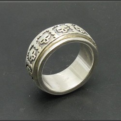 Серебряное кольцо-гайка 925 пробы "Черепа"